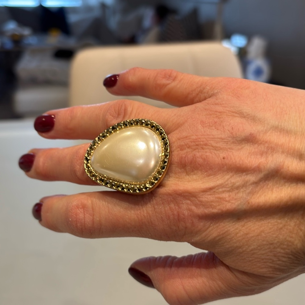 Tahari Cocktail Ring/ Crystals Ring Stretch/ gold